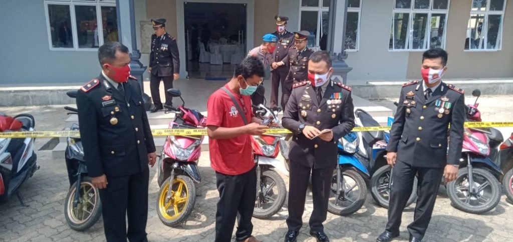 Kapolres Menyerahkan 8 Unit Sepeda Motor  Hasil Kejahatan 